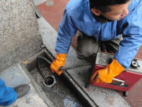 海尾镇疏通下水道