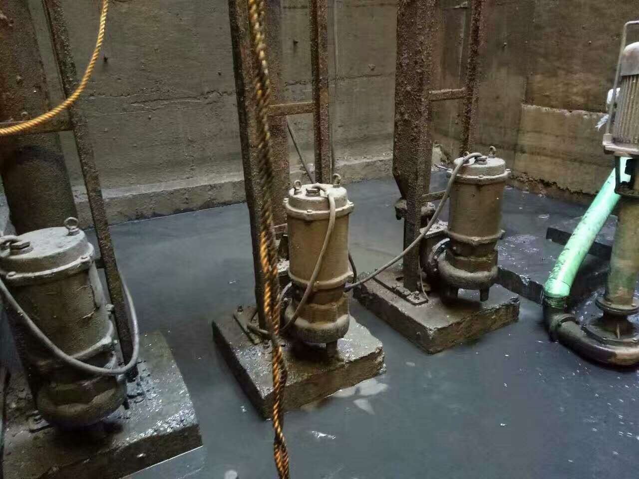 海尾镇污水池清理