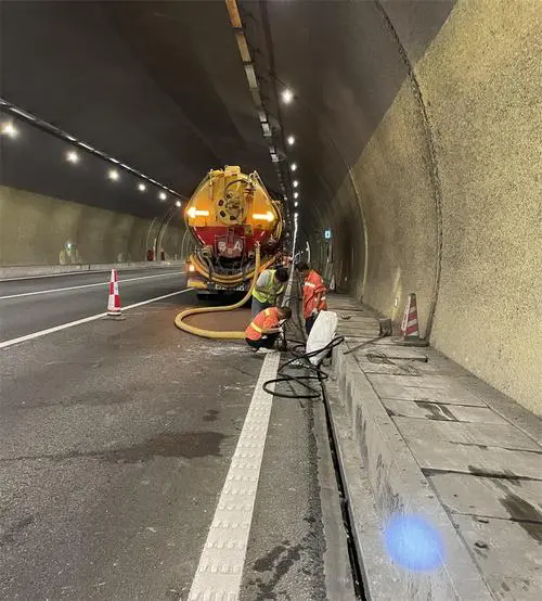 海尾镇隧道排水渠清淤